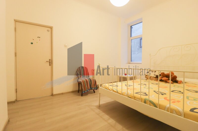 Calea Victoriei, apartamentul Rehegua, stradal, bloc reabilitat.