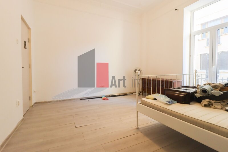 Calea Victoriei, apartamentul Rehegua, stradal, bloc reabilitat.