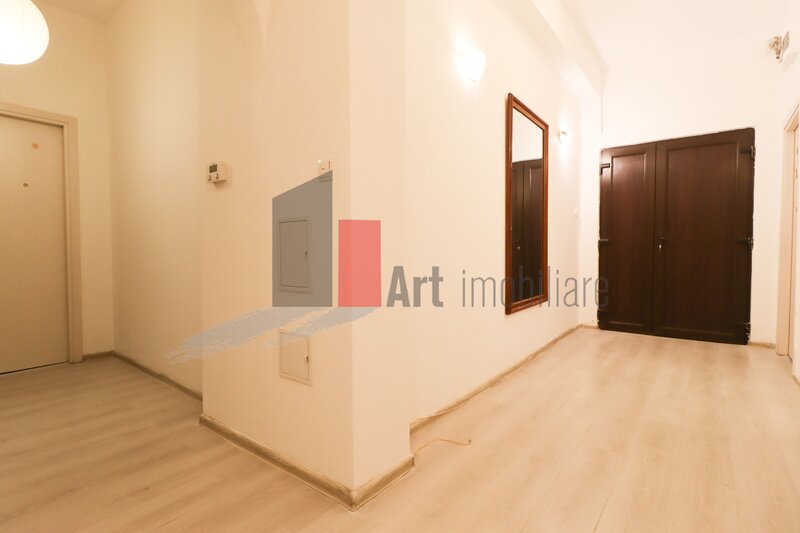 Calea Victoriei, apartamentul Rehegua, stradal, bloc reabilitat.